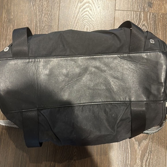 Lululemon Black Duffle Gym Bag - Crossbody Approx 30L - In Very Good Condition - Picture 9 of 10